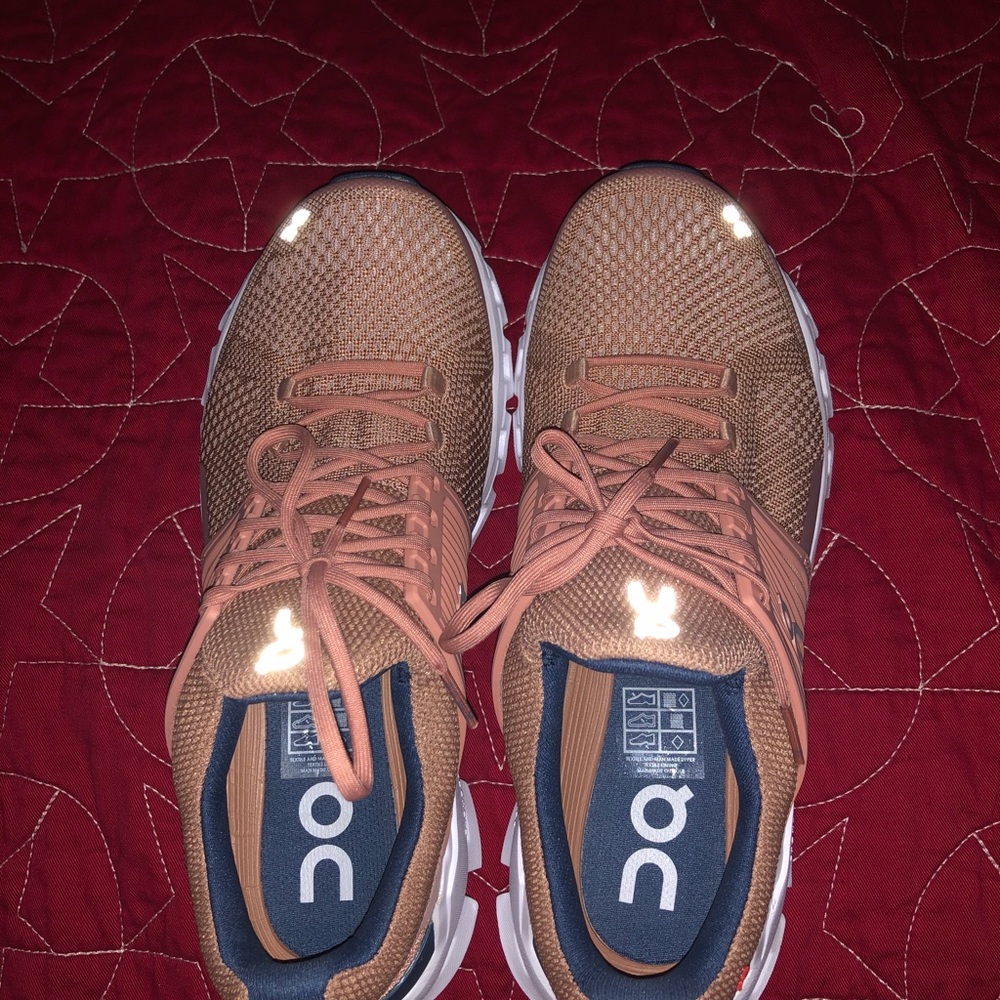 Tennis shoes